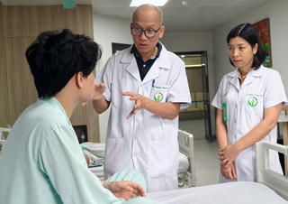 Nghẹt thở cấp cứu nam thanh niên bị 2 chiếc đũa đâm xuyên hai mắt