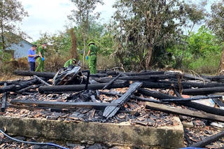 Hỏa hoạn rạng sáng thiêu rụi nhà gỗ của cụ bà 79 tuổi