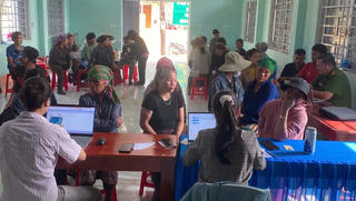 Công an xã Hướng Phùng (Quảng Trị) tăng tốc kích hoạt tài khoản an sinh xã hội cho người dân