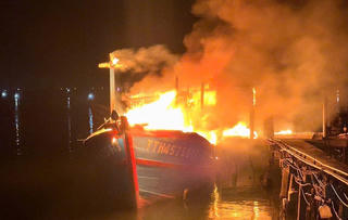 Cháy tàu cá lúc nửa đêm ở phường Thuận An (TP Huế)