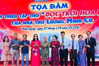 Giới thiệu tập thơ 'Dọc trời hoa lửa' của nhà thơ Lương Minh Cừ