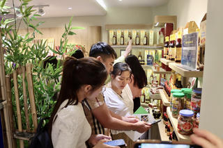 Đặc sản Hà Tĩnh thu hút người tiêu dùng tại "phố hàng hiệu" Thủ đô