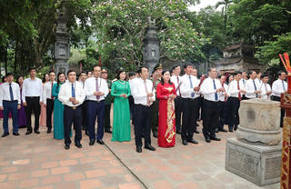 Lễ dâng hương tại khu Di tích Quốc gia đặc biệt Cố đô Hoa Lư - Ninh Bình