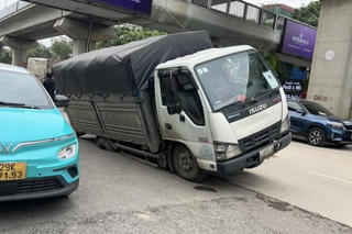 Xe tải sụp 'hố tử thần' trên đường Nguyễn Trãi, Hà Nội