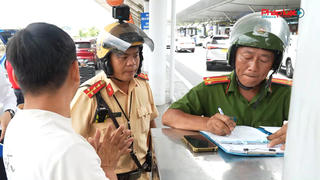 Siết chặt trật tự giao thông tại Sân bay Tân Sơn Nhất, nhiều tài xế bị xử phạt vì dừng, đỗ sai quy định