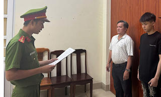 Khởi tố đối tượng dương tính ma túy, tông rào chắn Công an