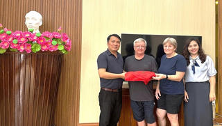 Phát hiện 5 rìu đá tiền sử trong hang động lớn thứ 3 thế giới