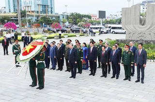 Tổng Bí thư, Chủ tịch nước Tô Lâm dâng hương tưởng niệm các Anh hùng liệt sĩ tại TP Đà Nẵng