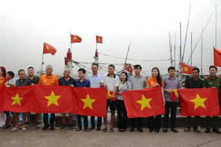 Thanh Hóa: Trao hàng nghìn lá cờ Tổ quốc, tiếp lửa cho ngư dân bám biển