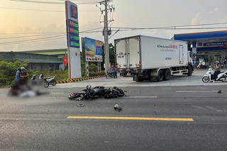Xe máy va ô tô tải đang rẽ vào cây xăng, 1 người chết, 1 người phải cấp cứu