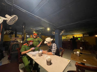 Công an phường Tây Hồ (Hà Nội) siết chặt quản lý các cơ sở kinh doanh nhạy cảm