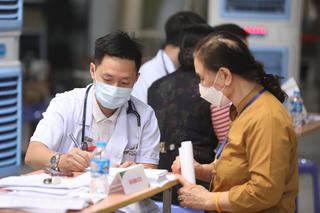 Chi phí khám chữa bệnh BHYT vượt dự toán giai đoạn 2018 - 2022 được xử lý thế nào?