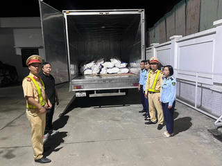 Phát hiện xe tải chở hơn 1 tấn mỡ lợn không rõ nguồn gốc trên Quốc lộ 10