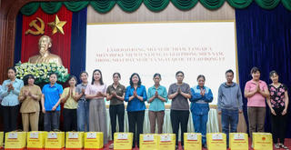 Chủ tịch Ủy ban Trung ương MTTQ Việt Nam thăm, tặng quà gia đình chính sách tại Ninh Bình