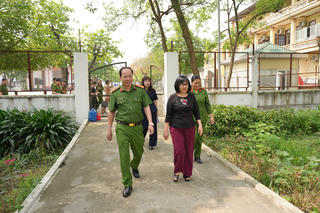 Thứ trưởng Bộ Tư pháp Đặng Hoàng Oanh kiểm tra công tác đặc xá tại Trại giam Phú Sơn 4