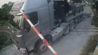 Xử phạt tài xế xe đầu kéo vượt rào chắn đường sắt khi đèn đỏ