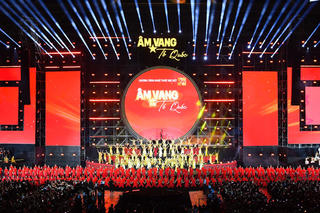 Hàng vạn khán giả hòa ca 'Âm vang Tổ quốc'