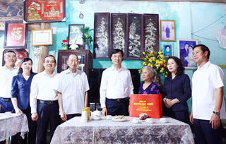 Trưởng Ban Tổ chức Trung ương Nguyễn Duy Ngọc thăm, tặng quà tại Bắc Ninh