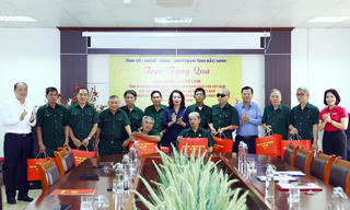 Lãnh đạo tỉnh Bắc Ninh thăm, tặng quà người có công nhân dịp 30/4