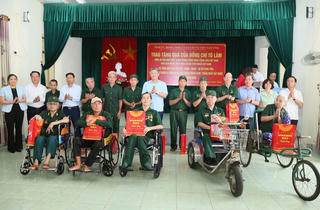 Lãnh đạo tỉnh Hưng Yên thăm, tặng quà người có công và hộ nghèo