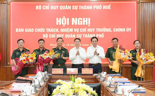 Bàn giao chức vụ Chỉ huy trưởng, Chính ủy Bộ CHQS thành phố Huế