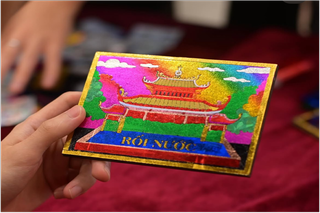 Chạm vào di sản qua từng lớp màu