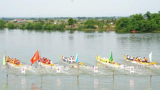 Quảng Trị: Sôi nổi Giải đua thuyền truyền thống trên sông Bến Hải