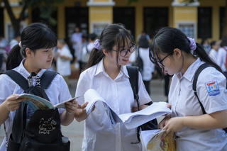 Hơn 2.200 thí sinh giành 70 suất vào lớp chuyên Anh trường Chu Văn An