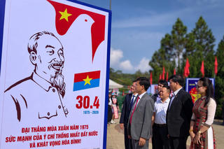 Lâm Đồng khai mạc Triển lãm tranh cổ động kỷ niệm Ngày Giải phóng miền Nam, thống nhất đất nước 