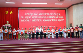 Chủ tịch Quốc hội Trần Thanh Mẫn thăm, tặng quà gia đình chính sách tại An Giang