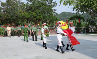 Công an tỉnh An Giang tưởng niệm các Anh hùng liệt sĩ tại Nghĩa trang liệt sĩ Dốc Bà Đắc