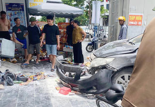 Ô tô lao vào quán tạp hóa, người dân đập kính cứu tài xế mắc kẹt