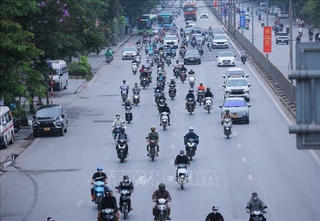 Dòng người hối hả trở lại Hà Nội sau kỳ nghỉ lễ