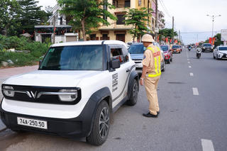 CSGT Quảng Trị tăng cường tuần tra, xử lí vi phạm giao thông tại phường Đông Hà và Nam Đông Hà