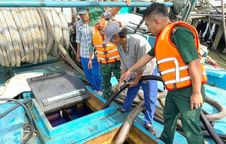 Phát hiện tàu cá vận chuyển hơn 31.000 lít dầu không rõ nguồn gốc trên vùng biển Cà Mau