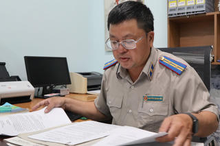 Chấp hành viên chuyên “xoá nợ” cho đương sự