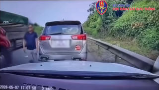 Tài xế bị xử phạt vì chèn ép, dừng xe khác giữa cao tốc Nội Bài - Lào Cai