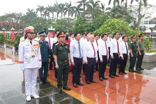 Đoàn lãnh đạo Tp Hải Phòng dâng hương hoa tại Đài tưởng niệm các Anh hùng liệt sĩ và Tượng đài Nguyễn Đức Cảnh