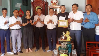 Khen thưởng đột xuất thanh niên dũng cảm cứu người đuối nước trên biển