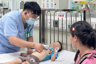 Vượt hơn 300km giành lại sự sống cho bé trai có trái tim phình to chiếm 2/3 lồng ngực