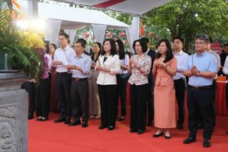 Bộ trưởng Bộ Y tế dự Chương trình khám bệnh 'Vì một Việt Nam khỏe mạnh hơn' tại đền Bia (Hải Phòng)