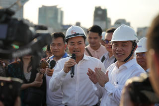 Cầu đi bộ hình lá dừa nước nối đôi bờ sông Sài Gòn chính thức đổ bê tông trụ chính
