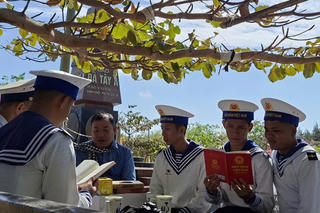 Đoàn Công tác của Bộ Tư pháp thăm, làm việc, tặng quà cán bộ chiến sỹ và Nhân dân Trường Sa