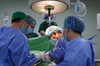 Phẫu thuật cấp cứu trường hợp dị vật xuyên thành bụng do máy bắn đinh