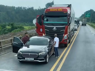 Bị xe đầu kéo thúc còi phía sau, tài xế ô tô con dừng xe sai quy định trên cao tốc
