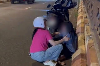 Nữ cán bộ công an cứu người định nhảy cầu