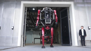 Robot "biến hình" có người lái đầu tiên trên thế giới 
