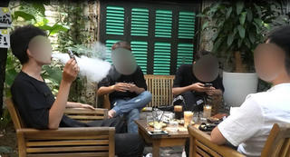 Hành vi chứa chấp người khác hút thuốc lá điện tử có thể bị phạt đến 10 triệu đồng