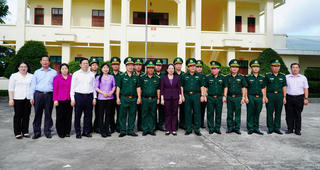 Phó Chủ tịch nước Võ Thị Ánh Xuân động viên cán bộ, chiến sĩ Biên phòng nơi tuyến đầu Tổ quốc