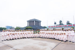  Đoàn Đại biểu “Phụ nữ Công an tiêu biểu” “Nữ Công an cơ sở xuất sắc” thành kính vào Lăng viếng Chủ tịch Hồ Chí Minh